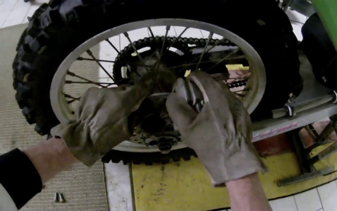 Tuto | Changer des plaquettes de freins arrière de ma moto – démontage